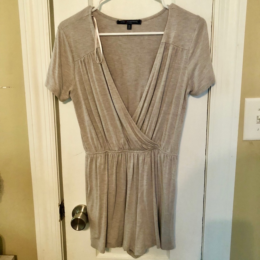 🎄Gray One Clothing romper never worn size M